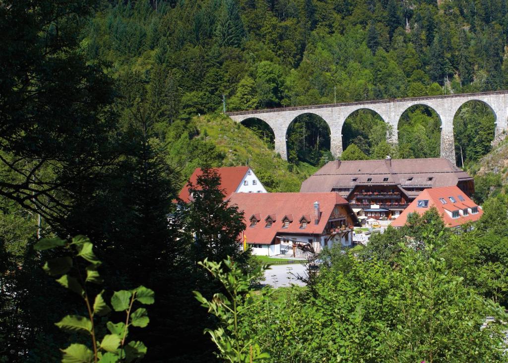 Hotel Hofgut Sternen - Wohnen In Kunst Und Kultur Breitnau Bagian luar foto